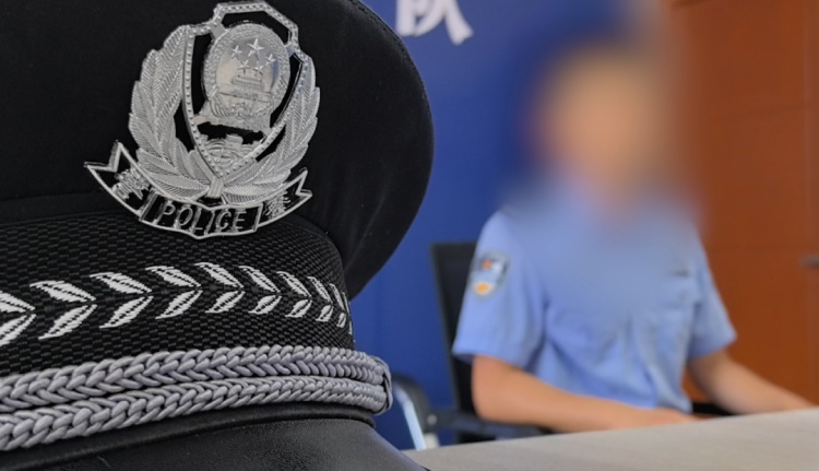 面对警察,丧心病狂的毒贩拉开了手榴弹…… 面对警察,丧心病狂的毒贩拉开了手榴弹……