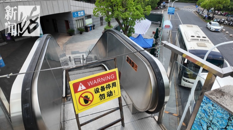 上海知名乐园游客吐槽:这个电梯停了一年!还没开玩已经流汗…… 上海知名乐园游客吐槽:这个电梯停了一年!还没开玩已经流汗……