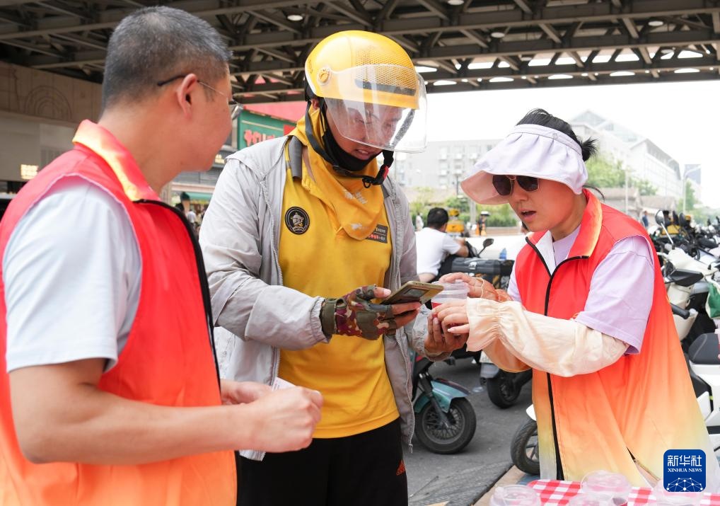 高温下,“暖新驿站”化身清凉补给站 高温下,“暖新驿站”化身清凉补给站