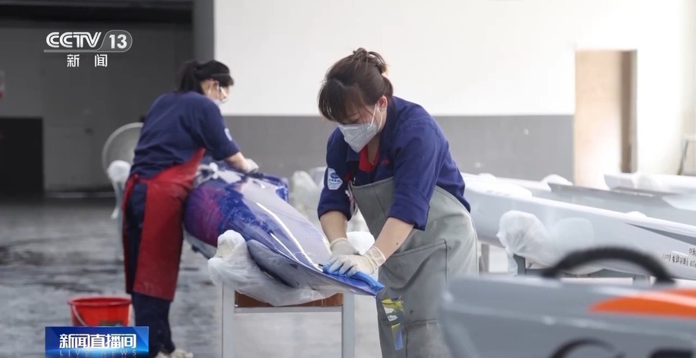 一块板撬动10亿市场!“亲水经济”爆火玩出夏日新热度 一块板撬动10亿市场!“亲水经济”爆火玩出夏日新热度