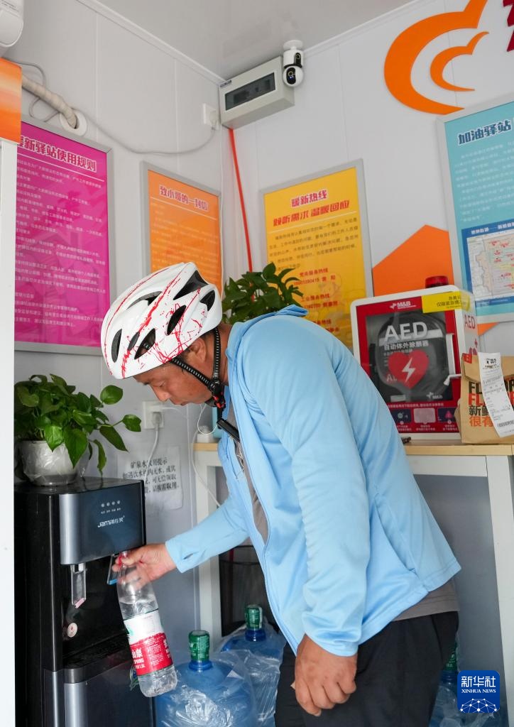 高温下,“暖新驿站”化身清凉补给站 高温下,“暖新驿站”化身清凉补给站