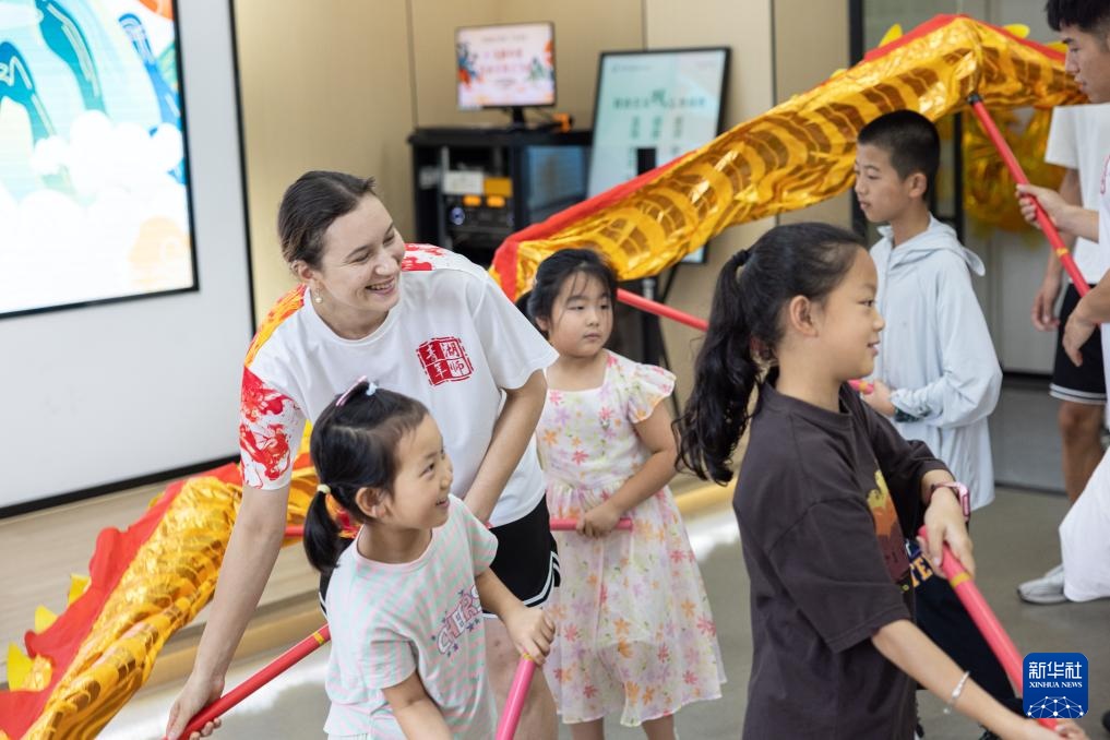 温度丨毕业旅行中，这位俄罗斯姑娘勇救落水老人