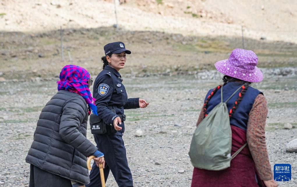 冈仁波齐山脚下的“警察阿佳” 冈仁波齐山脚下的“警察阿佳”