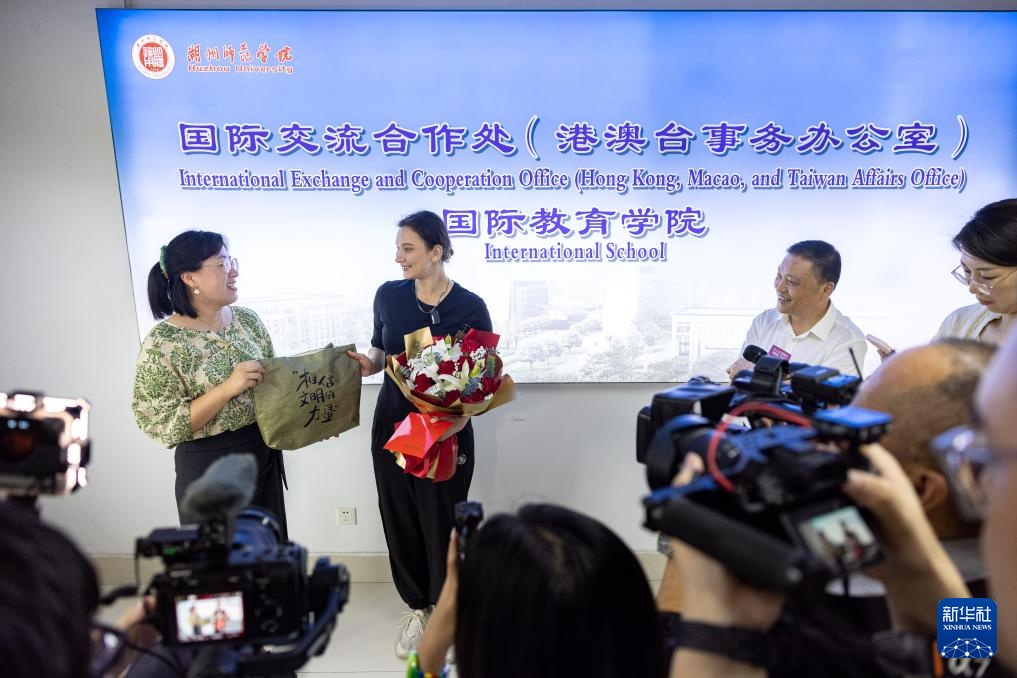 温度丨毕业旅行中，这位俄罗斯姑娘勇救落水老人