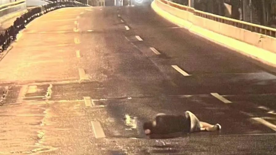 上海一司机凌晨突遇状况:马路中央突现“横躺”男子!教科书式操作亮了 上海一司机凌晨突遇状况:马路中央突现“横躺”男子!教科书式操作亮了