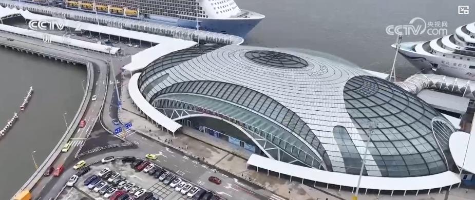 三艘大型邮轮同时靠港 暑期邮轮市场火热开启