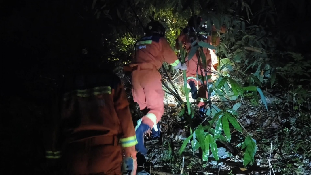 柳州两人跟风打卡“野景点”，深夜被困深山！消防紧急搜寻