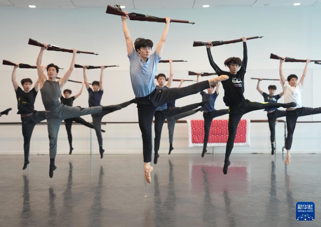 首演在即 上芭原创芭蕾舞剧《百合花》加紧排练 首演在即 上芭原创芭蕾舞剧《百合花》加紧排练