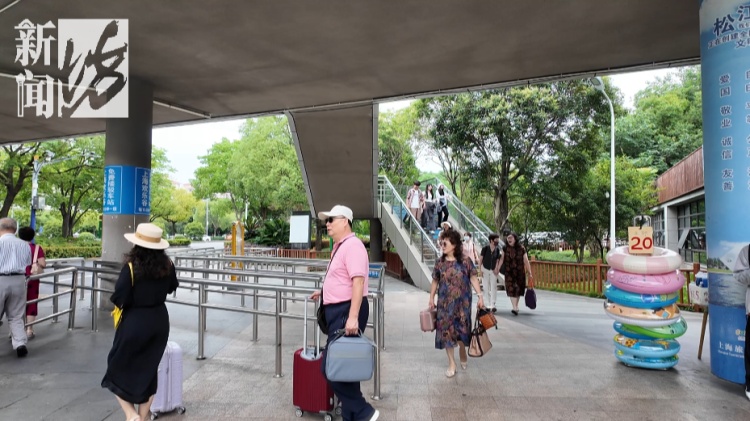 上海知名乐园游客吐槽:这个电梯停了一年!还没开玩已经流汗…… 上海知名乐园游客吐槽:这个电梯停了一年!还没开玩已经流汗……