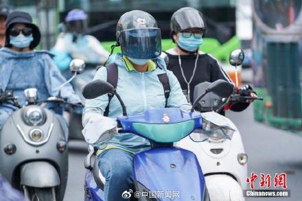 北京拟规定驾驶乘坐电动车应戴头盔