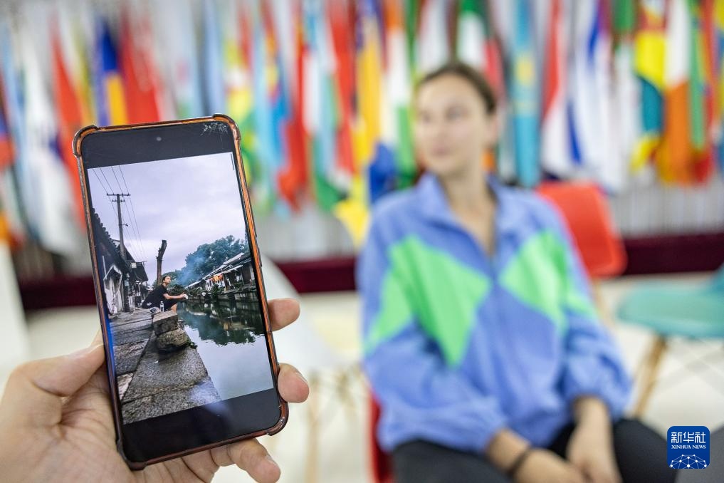 温度丨毕业旅行中，这位俄罗斯姑娘勇救落水老人