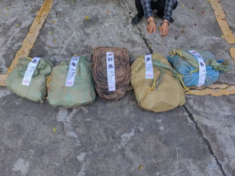 面对警察,丧心病狂的毒贩拉开了手榴弹…… 面对警察,丧心病狂的毒贩拉开了手榴弹……