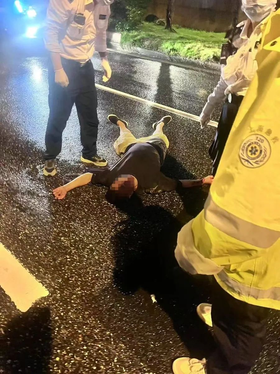上海一司机凌晨突遇状况:马路中央突现“横躺”男子!教科书式操作亮了 上海一司机凌晨突遇状况:马路中央突现“横躺”男子!教科书式操作亮了