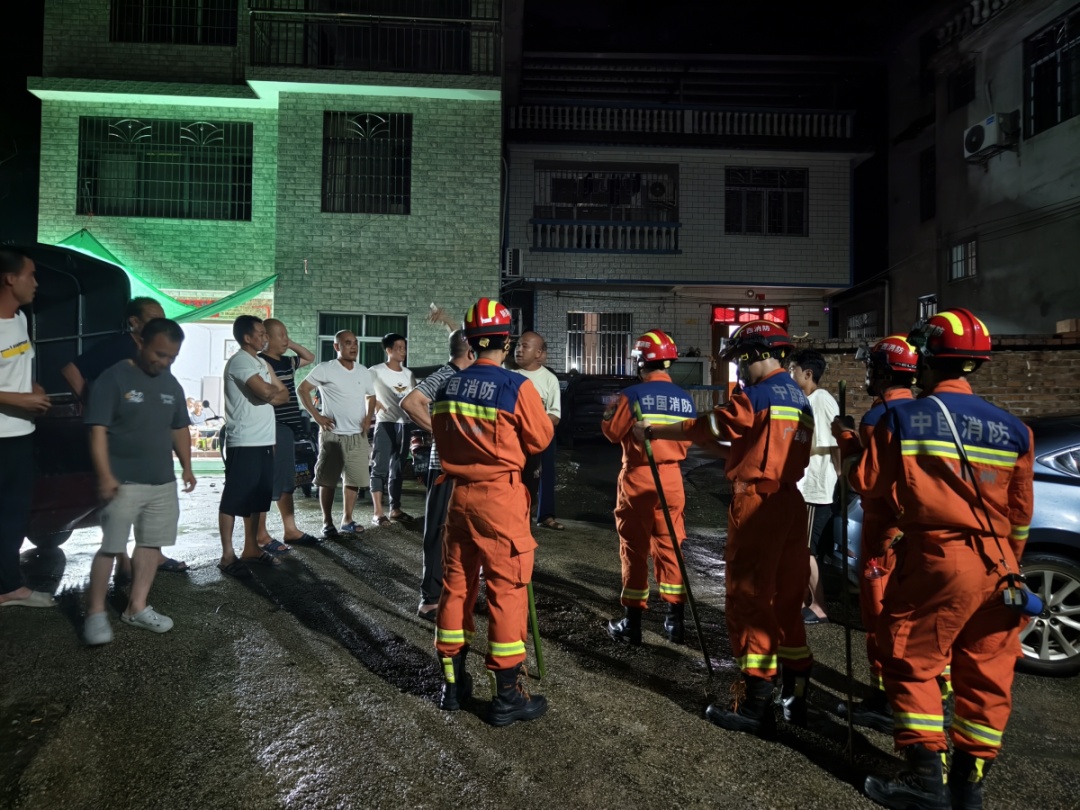 柳州两人跟风打卡“野景点”，深夜被困深山！消防紧急搜寻