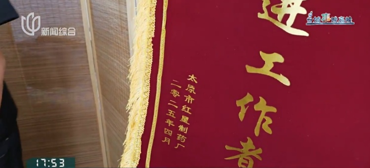 上海男老师给失能母亲“设局”8年!周围人竟都是“帮凶”……暖心一幕上演 上海男老师给失能母亲“设局”8年!周围人竟都是“帮凶”……暖心一幕上演