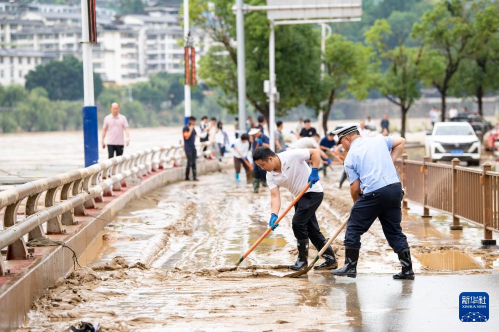贵州:灾后救援有序进行 贵州:灾后救援有序进行