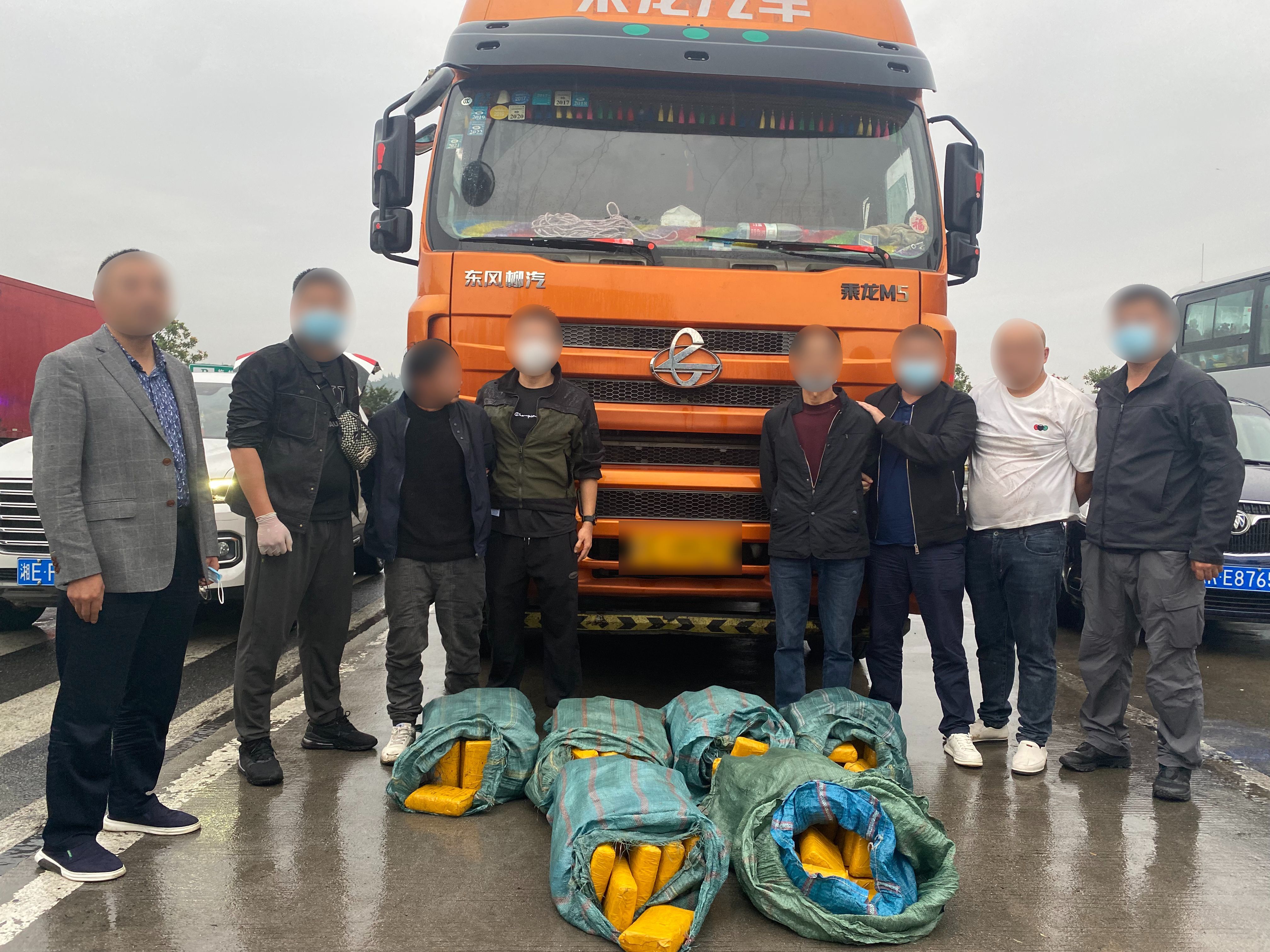 缉毒2.6吨的他,却是女儿眼中“只会玩电脑的爸爸” 缉毒2.6吨的他,却是女儿眼中“只会玩电脑的爸爸”