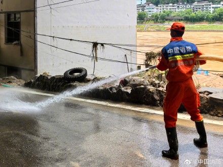 消防员全力奋战榕江清淤一线 消防员全力奋战榕江清淤一线