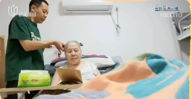 上海男老师给失能母亲“设局”8年!周围人竟都是“帮凶”……暖心一幕上演 上海男老师给失能母亲“设局”8年!周围人竟都是“帮凶”……暖心一幕上演