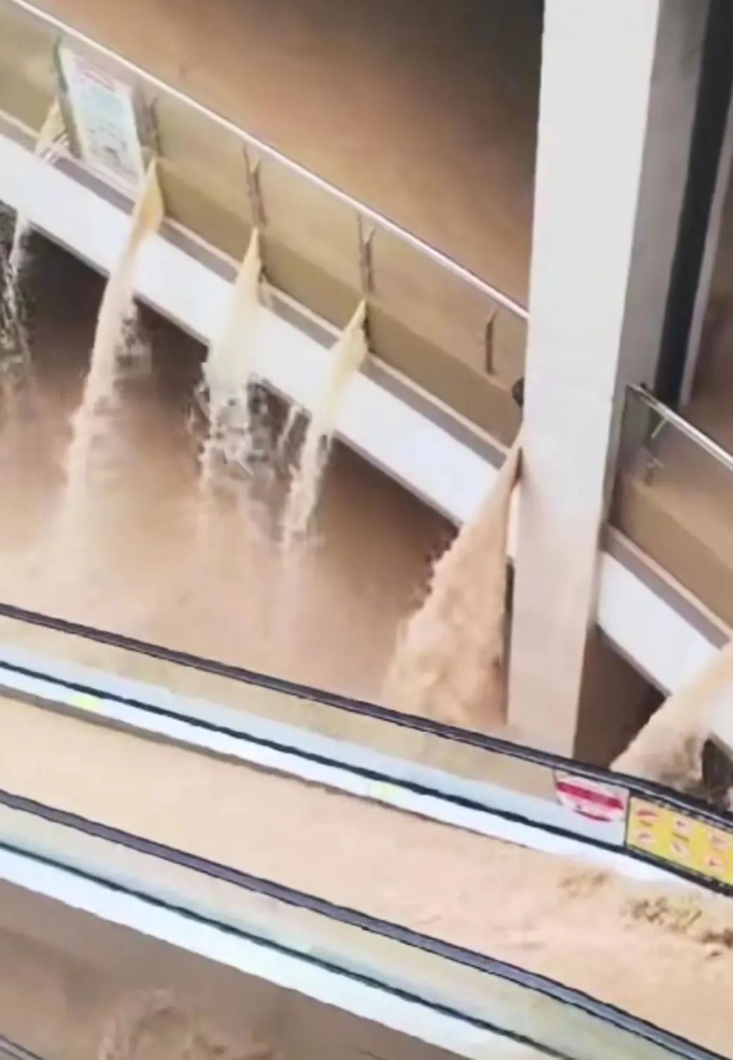 最大商场被淹、“村超”球场10分钟内淹没……贵州榕江遭遇超30年一遇洪水 最大商场被淹、“村超”球场10分钟内淹没……贵州榕江遭遇超30年一遇洪水