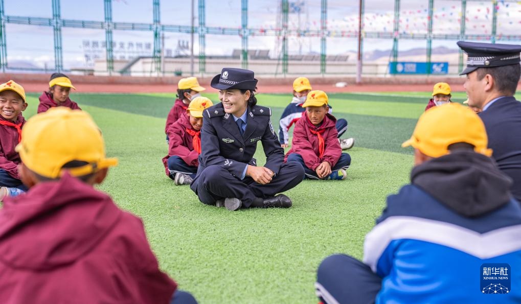 冈仁波齐山脚下的“警察阿佳” 冈仁波齐山脚下的“警察阿佳”