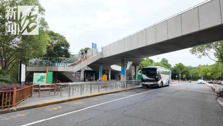 上海知名乐园游客吐槽:这个电梯停了一年!还没开玩已经流汗…… 上海知名乐园游客吐槽:这个电梯停了一年!还没开玩已经流汗……