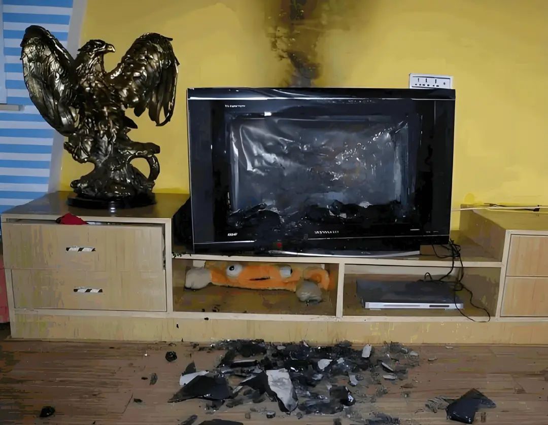 深夜大火烧家,母子3人趴窗呼救...... 深夜大火烧家,母子3人趴窗呼救......