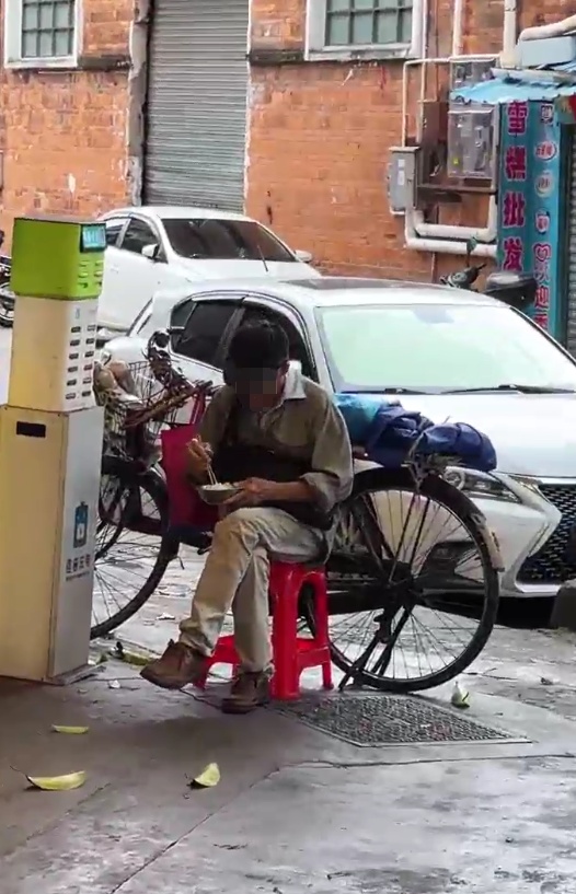 广东江门一饭店白米饭免费，老人每天打一碗米饭配酱油吃，店主：只要营业，就一直提供