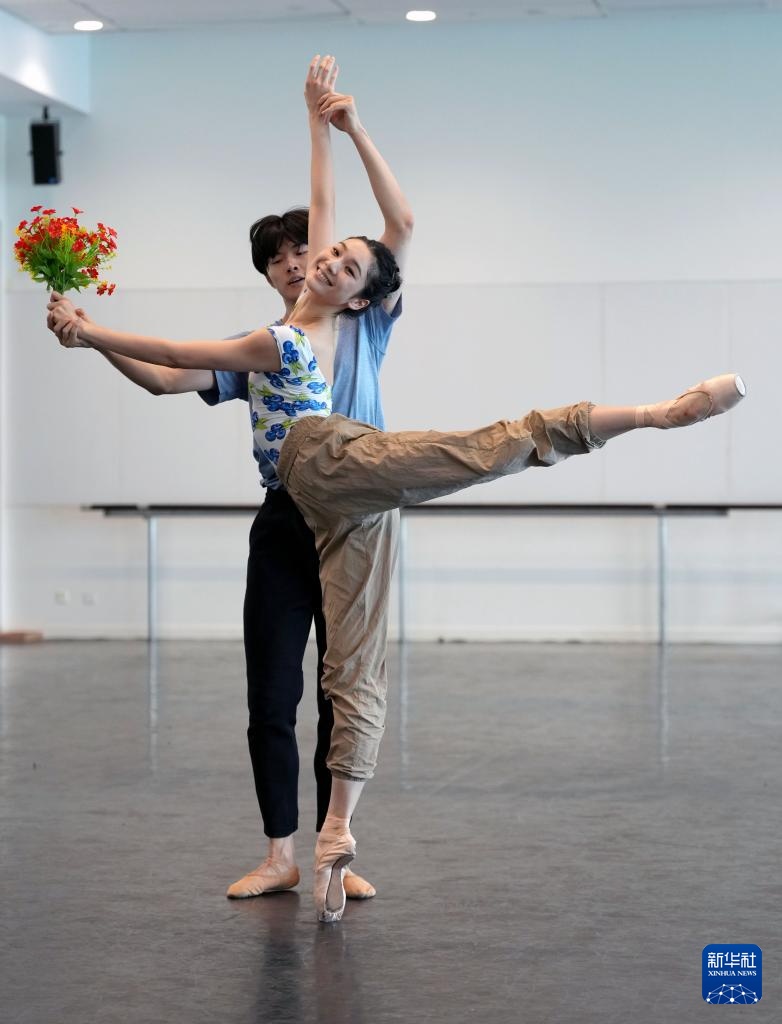 首演在即 上芭原创芭蕾舞剧《百合花》加紧排练 首演在即 上芭原创芭蕾舞剧《百合花》加紧排练