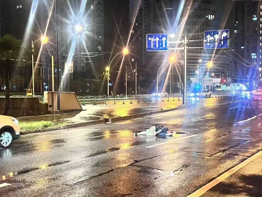 上海一司机凌晨突遇状况:马路中央突现“横躺”男子!教科书式操作亮了 上海一司机凌晨突遇状况:马路中央突现“横躺”男子!教科书式操作亮了