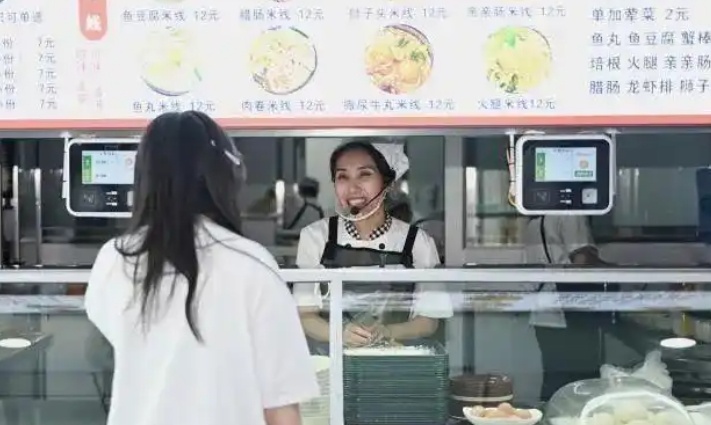 感动万千网友的食堂阿姨，紧急打假