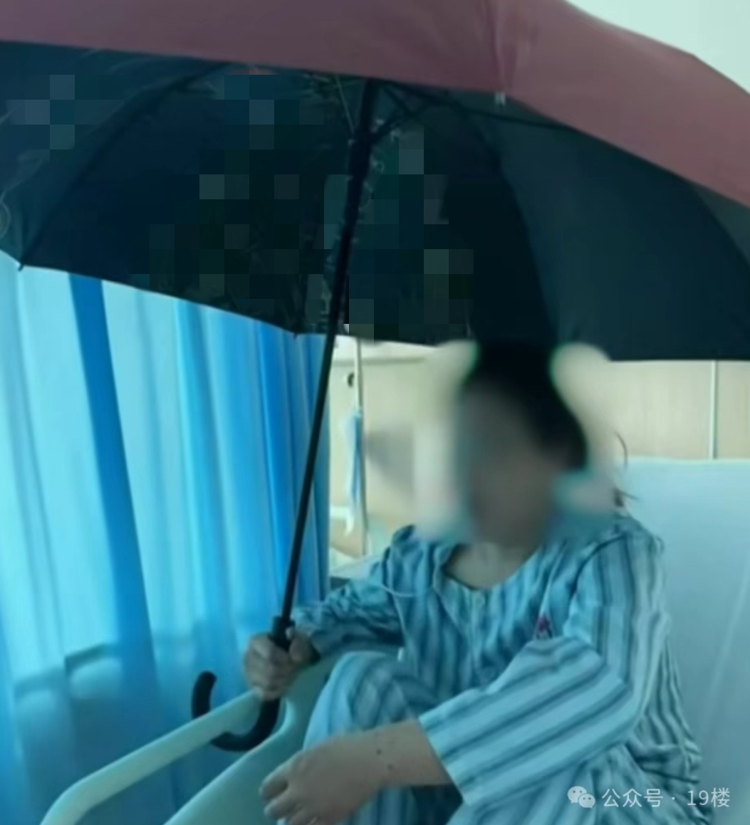 30岁女子突然性情大变,非要在屋里撑红伞!家人崩溃…… 30岁女子突然性情大变,非要在屋里撑红伞!家人崩溃……