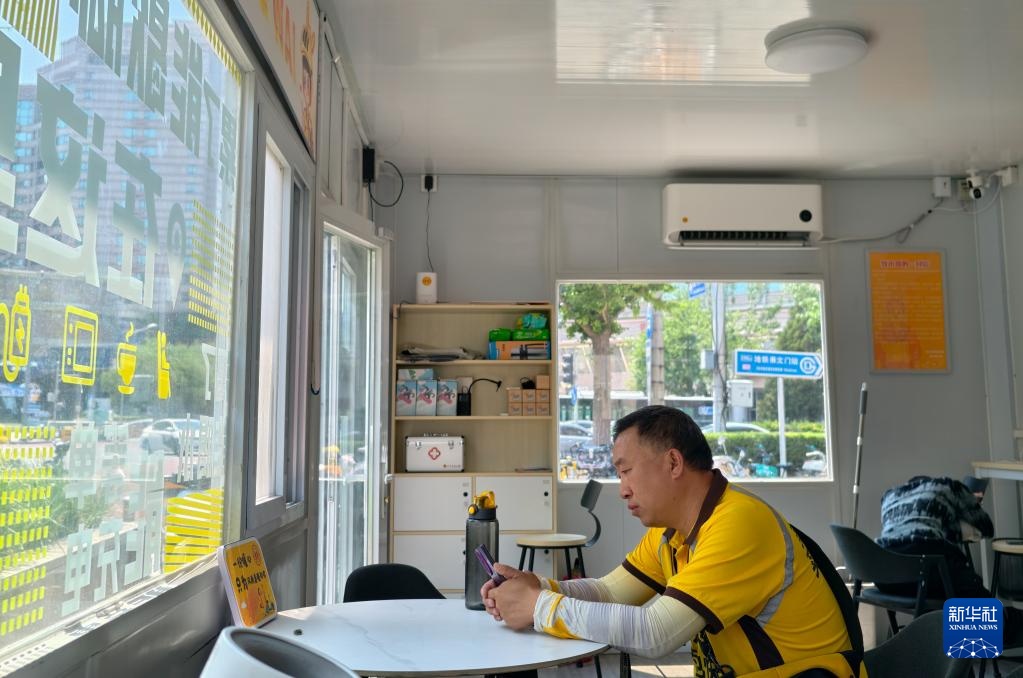 高温下,“暖新驿站”化身清凉补给站 高温下,“暖新驿站”化身清凉补给站