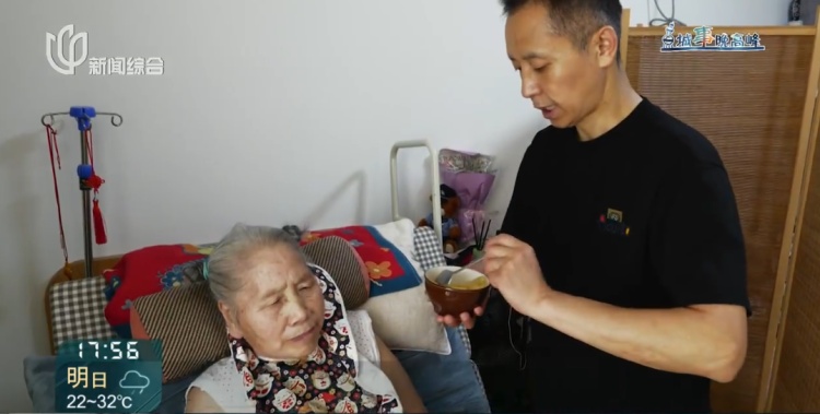 上海男老师给失能母亲“设局”8年!周围人竟都是“帮凶”……暖心一幕上演 上海男老师给失能母亲“设局”8年!周围人竟都是“帮凶”……暖心一幕上演