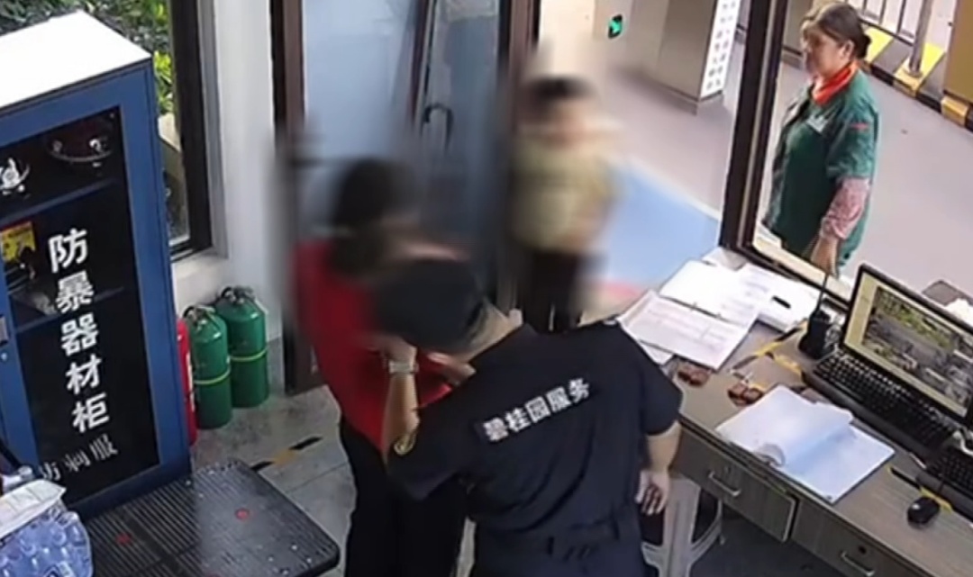 佛山一幼童吃糖被卡,危急时刻,他出手了! 佛山一幼童吃糖被卡,危急时刻,他出手了!