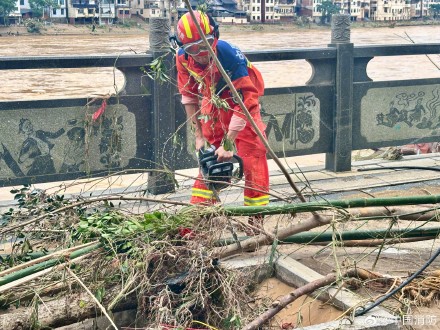 消防员全力奋战榕江清淤一线 消防员全力奋战榕江清淤一线
