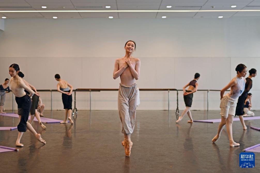 首演在即 上芭原创芭蕾舞剧《百合花》加紧排练 首演在即 上芭原创芭蕾舞剧《百合花》加紧排练