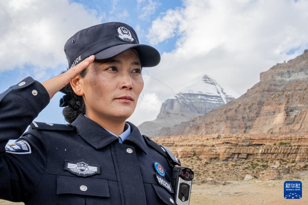 冈仁波齐山脚下的“警察阿佳” 冈仁波齐山脚下的“警察阿佳”