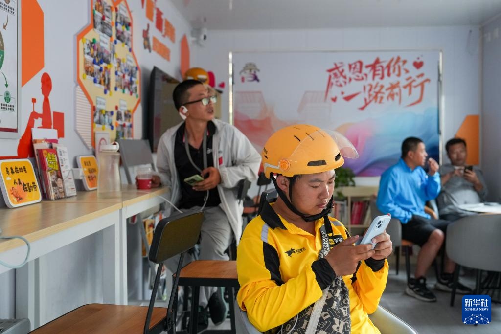 高温下,“暖新驿站”化身清凉补给站 高温下,“暖新驿站”化身清凉补给站