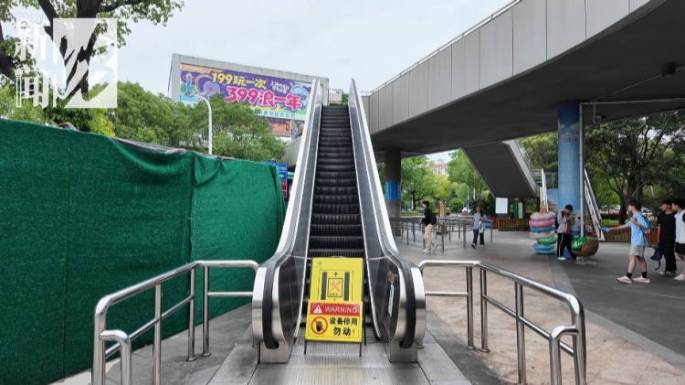 上海知名乐园游客吐槽:这个电梯停了一年!还没开玩已经流汗…… 上海知名乐园游客吐槽:这个电梯停了一年!还没开玩已经流汗……