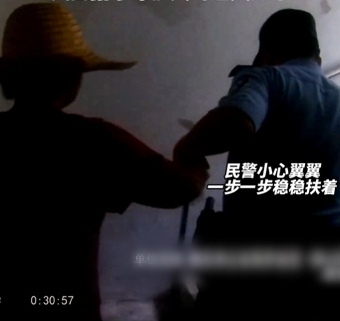 撑起的是安心！民警化身“拐杖”，让蹒跚老人有了“双保险”