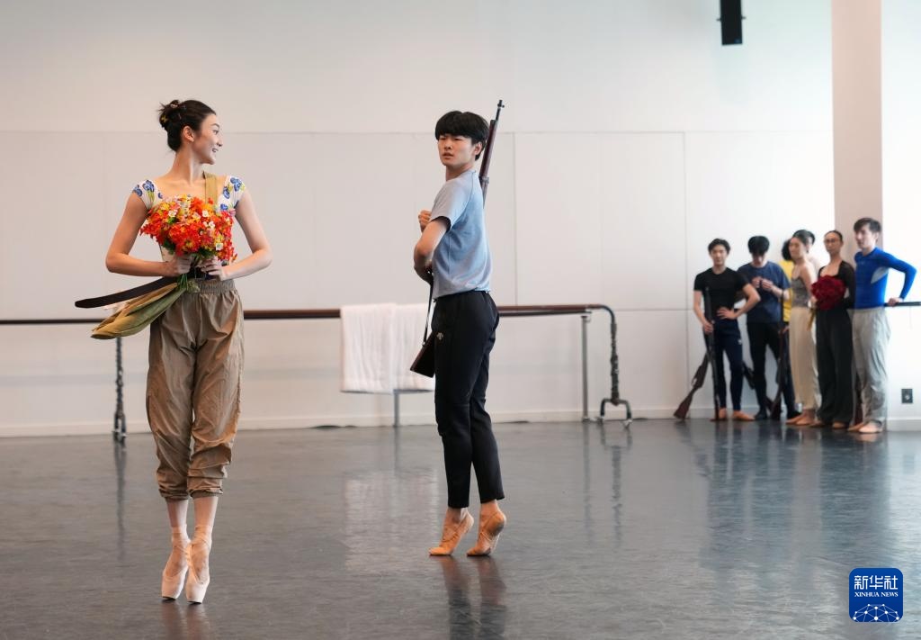 首演在即 上芭原创芭蕾舞剧《百合花》加紧排练 首演在即 上芭原创芭蕾舞剧《百合花》加紧排练