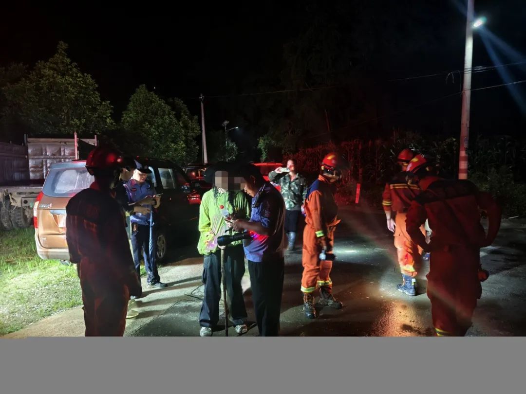 柳州两人跟风打卡“野景点”，深夜被困深山！消防紧急搜寻