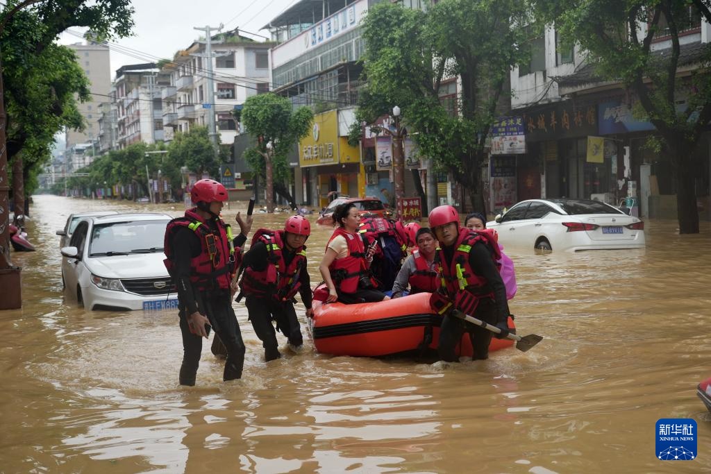 贵州:灾后救援有序进行 贵州:灾后救援有序进行
