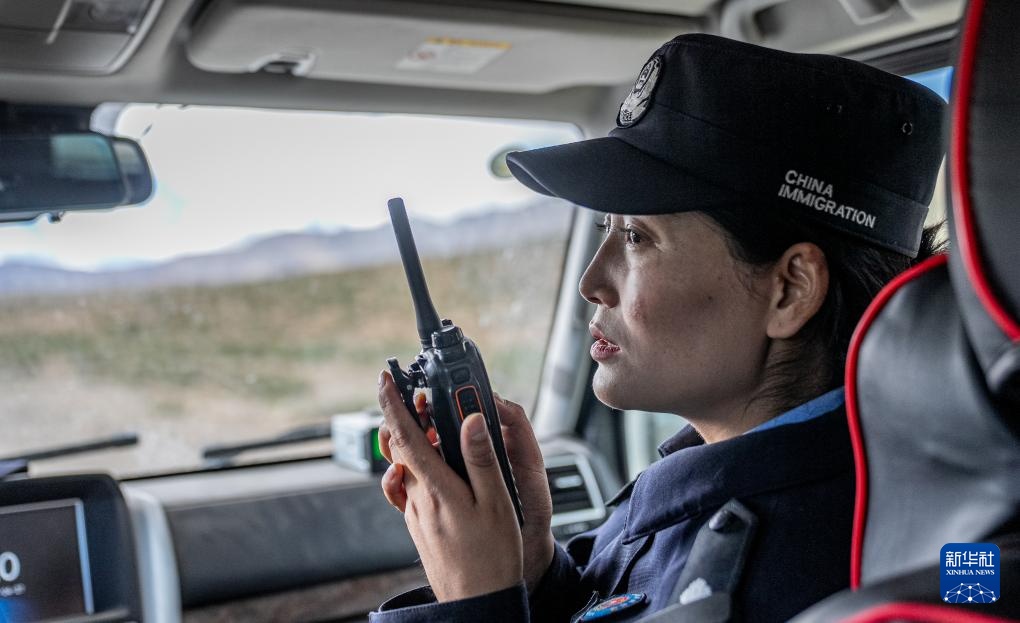 冈仁波齐山脚下的“警察阿佳” 冈仁波齐山脚下的“警察阿佳”