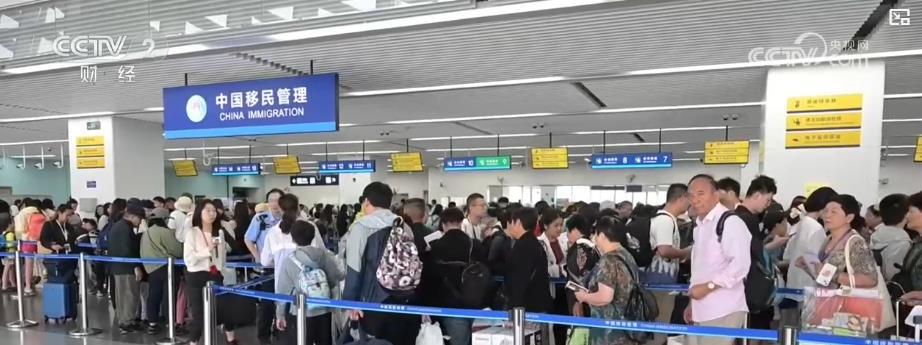 三艘大型邮轮同时靠港 暑期邮轮市场火热开启