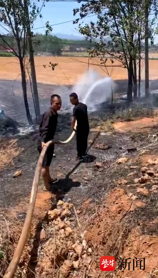 休假战士遇麦田火灾冲进浓烟救出两位老人 休假战士遇麦田火灾冲进浓烟救出两位老人