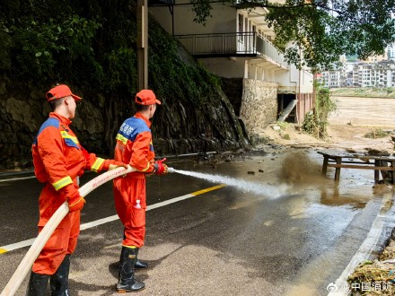 消防员全力奋战榕江清淤一线 消防员全力奋战榕江清淤一线