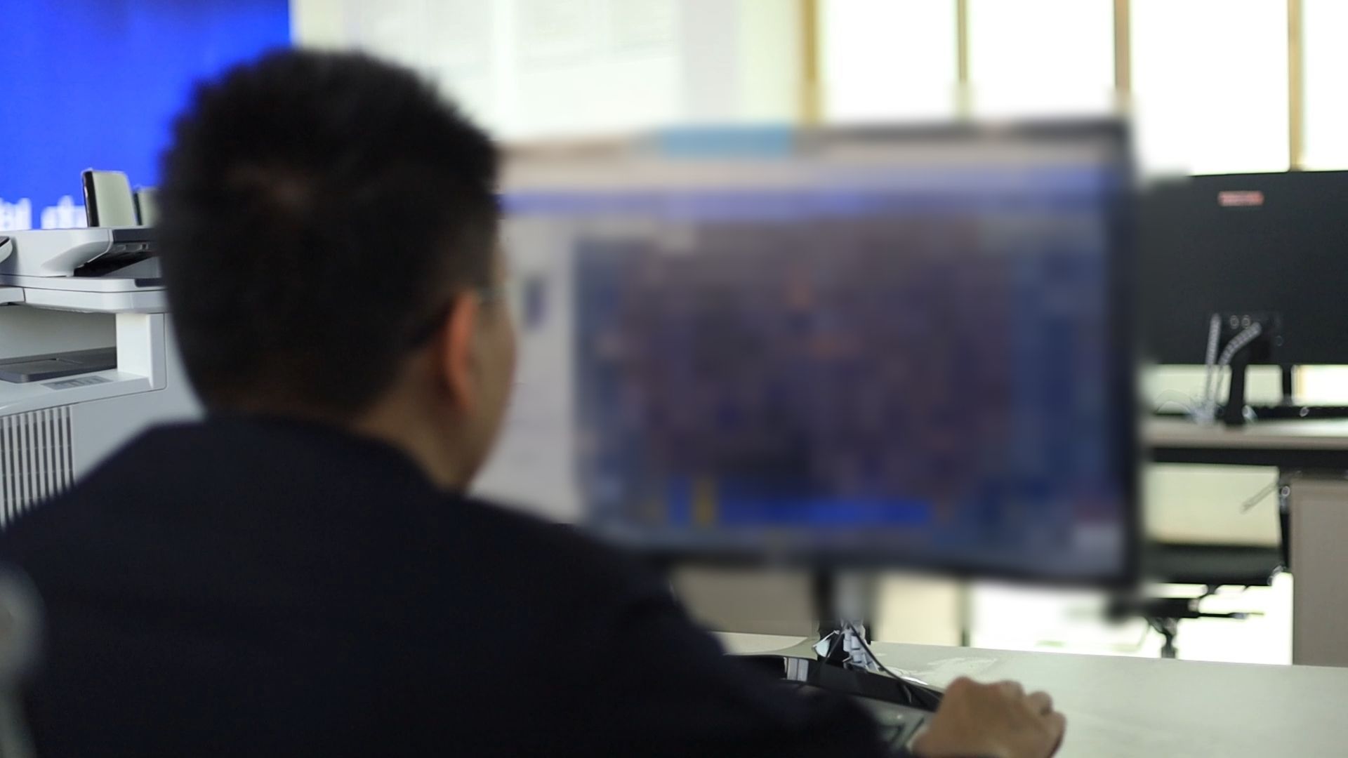 缉毒2.6吨的他,却是女儿眼中“只会玩电脑的爸爸” 缉毒2.6吨的他,却是女儿眼中“只会玩电脑的爸爸”