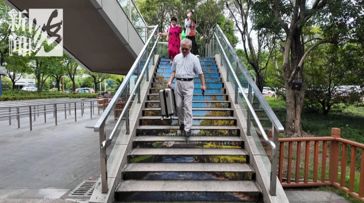 上海知名乐园游客吐槽:这个电梯停了一年!还没开玩已经流汗…… 上海知名乐园游客吐槽:这个电梯停了一年!还没开玩已经流汗……